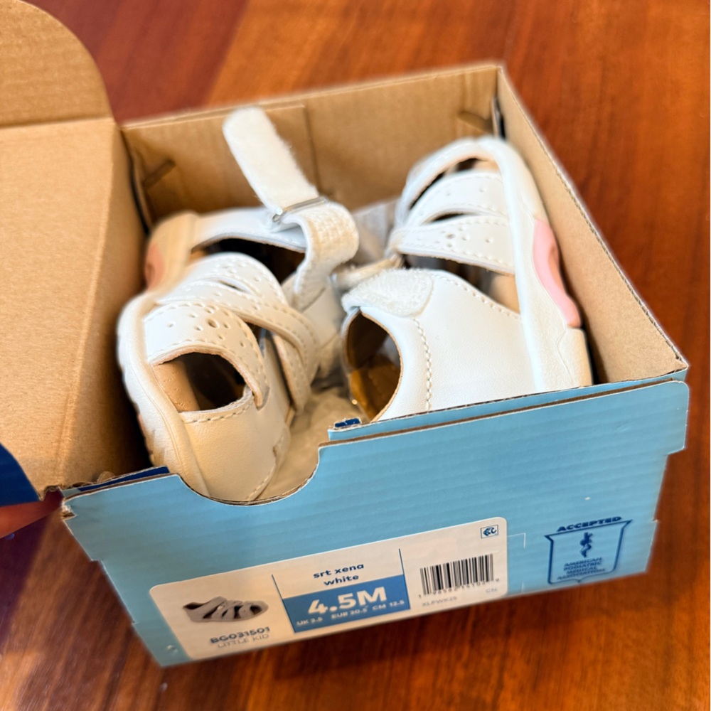 Striderite white toddler sandals size 4.5, run small